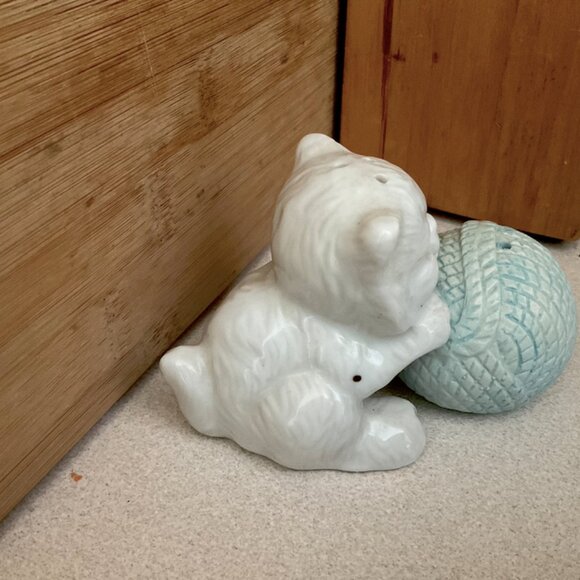 Cat & Yarn | Salt & Pepper | Adorable Kitsch Kitty Set of Kitchenware - Picture 3 of 11